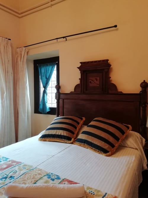 Habitación Ou de Reig|Sant Martí de Centelles -Aposento situado en la planta noble de la masía, con vistas al Turó de l’Antiga y a la antigua hacienda; a la que se accede por un amplio y elegante salón, núcleo de acceso en las grandes cámaras de la masía. Esta sala conserva gentiles mesas, sillas y butacas, para poder leer, estar en familia haciendo sobremesa o sencillamente descansar.