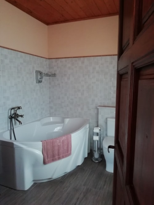Habitación Ou de Reig|Sant Martí de Centelles -Aposento situado en la planta noble de la masía, con vistas al Turó de l’Antiga y a la antigua hacienda; a la que se accede por un amplio y elegante salón, núcleo de acceso en las grandes cámaras de la masía. Esta sala conserva gentiles mesas, sillas y butacas, para poder leer, estar en familia haciendo sobremesa o sencillamente descansar.