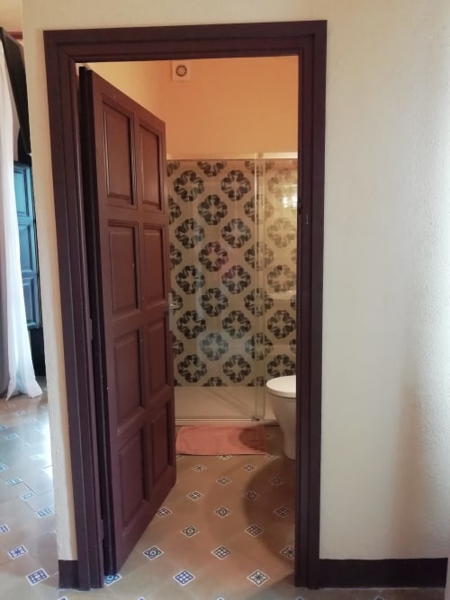 Habitación Fredolic|Sant Martí de Centelles-Aposento particularmente espacioso, cubierto con vuelta de arco redondo, cálido y con mucha luz natural, situado en planta noble de la masía; con vistas a la antigua era, a los jardines de a mediodía y a la piscina de agua salada, dispuesta para los huéspedes en estaciones templadas.