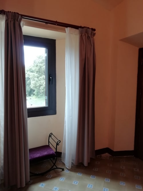 Habitación Fredolic|Sant Martí de Centelles-Aposento particularmente espacioso, cubierto con vuelta de arco redondo, cálido y con mucha luz natural, situado en planta noble de la masía; con vistas a la antigua era, a los jardines de a mediodía y a la piscina de agua salada, dispuesta para los huéspedes en estaciones templadas.