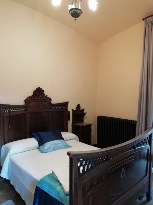 Habitación Fredolic|Sant Martí de Centelles-Aposento particularmente espacioso, cubierto con vuelta de arco redondo, cálido y con mucha luz natural, situado en planta noble de la masía; con vistas a la antigua era, a los jardines de a mediodía y a la piscina de agua salada, dispuesta para los huéspedes en estaciones templadas.
