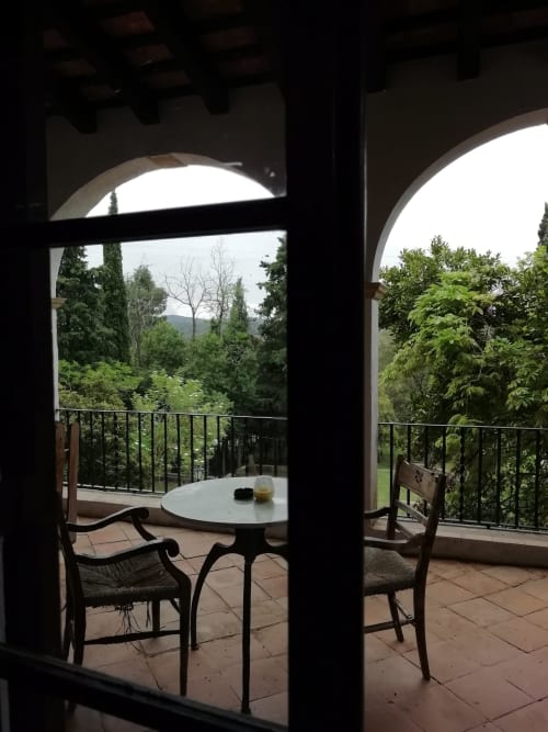 Habitación Fredolic|Sant Martí de Centelles-Aposento particularmente espacioso, cubierto con vuelta de arco redondo, cálido y con mucha luz natural, situado en planta noble de la masía; con vistas a la antigua era, a los jardines de a mediodía y a la piscina de agua salada, dispuesta para los huéspedes en estaciones templadas.