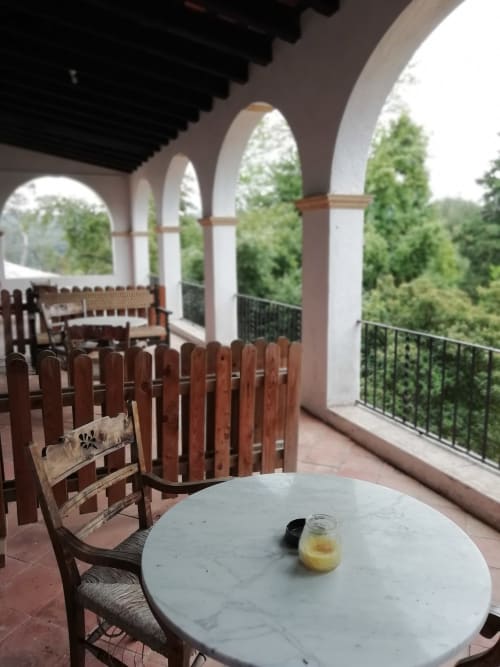 Habitación Fredolic|Sant Martí de Centelles-Aposento particularmente espacioso, cubierto con vuelta de arco redondo, cálido y con mucha luz natural, situado en planta noble de la masía; con vistas a la antigua era, a los jardines de a mediodía y a la piscina de agua salada, dispuesta para los huéspedes en estaciones templadas.