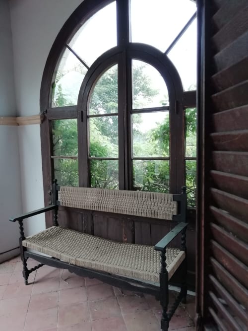 Habitación Fredolic|Sant Martí de Centelles-Aposento particularmente espacioso, cubierto con vuelta de arco redondo, cálido y con mucha luz natural, situado en planta noble de la masía; con vistas a la antigua era, a los jardines de a mediodía y a la piscina de agua salada, dispuesta para los huéspedes en estaciones templadas.