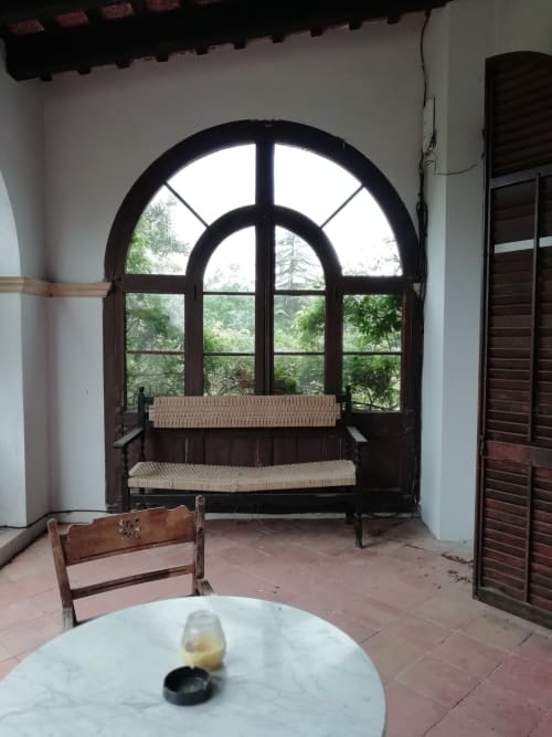 Habitación Fredolic|Sant Martí de Centelles-Aposento particularmente espacioso, cubierto con vuelta de arco redondo, cálido y con mucha luz natural, situado en planta noble de la masía; con vistas a la antigua era, a los jardines de a mediodía y a la piscina de agua salada, dispuesta para los huéspedes en estaciones templadas.