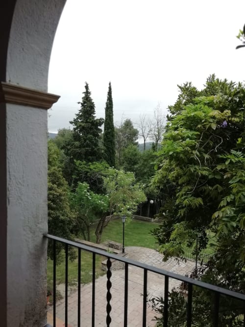 Habitación Fredolic|Sant Martí de Centelles-Aposento particularmente espacioso, cubierto con vuelta de arco redondo, cálido y con mucha luz natural, situado en planta noble de la masía; con vistas a la antigua era, a los jardines de a mediodía y a la piscina de agua salada, dispuesta para los huéspedes en estaciones templadas.