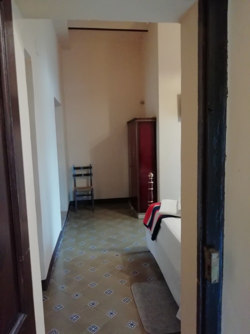 Habitación Carlet|Sant Martí de Centelles -Dormitorio donde reinan la calma y la sensación de recogimiento; situado en la planta noble del edificio, con vistas a los jardines de a mediodía y a la piscina de agua salada, siempre a punto para los huéspedes en tiempos de veraneo.