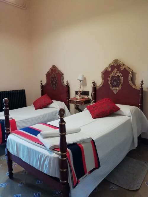 Habitación Carlet|Sant Martí de Centelles -Dormitorio donde reinan la calma y la sensación de recogimiento; situado en la planta noble del edificio, con vistas a los jardines de a mediodía y a la piscina de agua salada, siempre a punto para los huéspedes en tiempos de veraneo.