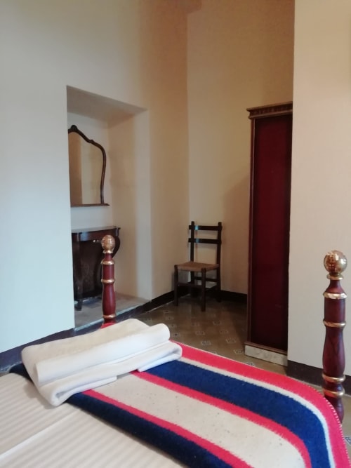 Habitación Carlet|Sant Martí de Centelles -Dormitorio donde reinan la calma y la sensación de recogimiento; situado en la planta noble del edificio, con vistas a los jardines de a mediodía y a la piscina de agua salada, siempre a punto para los huéspedes en tiempos de veraneo.