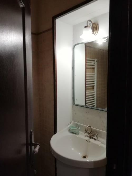 Habitación Carlet|Sant Martí de Centelles -Dormitorio donde reinan la calma y la sensación de recogimiento; situado en la planta noble del edificio, con vistas a los jardines de a mediodía y a la piscina de agua salada, siempre a punto para los huéspedes en tiempos de veraneo.