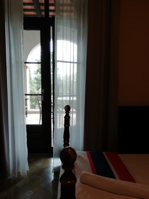 Habitación Carlet|Sant Martí de Centelles -Dormitorio donde reinan la calma y la sensación de recogimiento; situado en la planta noble del edificio, con vistas a los jardines de a mediodía y a la piscina de agua salada, siempre a punto para los huéspedes en tiempos de veraneo.