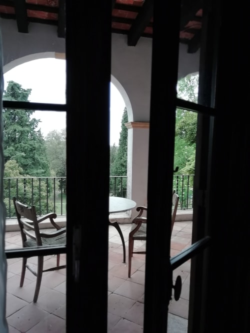 Habitación Carlet|Sant Martí de Centelles -Dormitorio donde reinan la calma y la sensación de recogimiento; situado en la planta noble del edificio, con vistas a los jardines de a mediodía y a la piscina de agua salada, siempre a punto para los huéspedes en tiempos de veraneo.