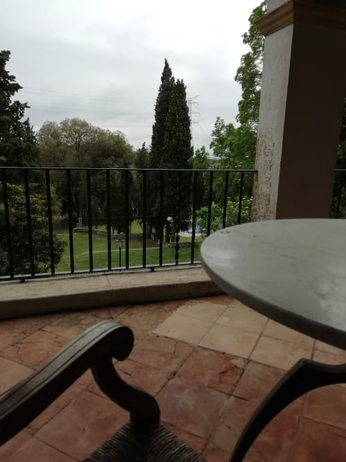 Habitación Carlet|Sant Martí de Centelles -Dormitorio donde reinan la calma y la sensación de recogimiento; situado en la planta noble del edificio, con vistas a los jardines de a mediodía y a la piscina de agua salada, siempre a punto para los huéspedes en tiempos de veraneo.