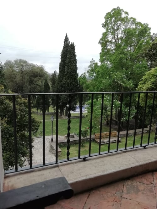 Habitación Carlet|Sant Martí de Centelles -Dormitorio donde reinan la calma y la sensación de recogimiento; situado en la planta noble del edificio, con vistas a los jardines de a mediodía y a la piscina de agua salada, siempre a punto para los huéspedes en tiempos de veraneo.

