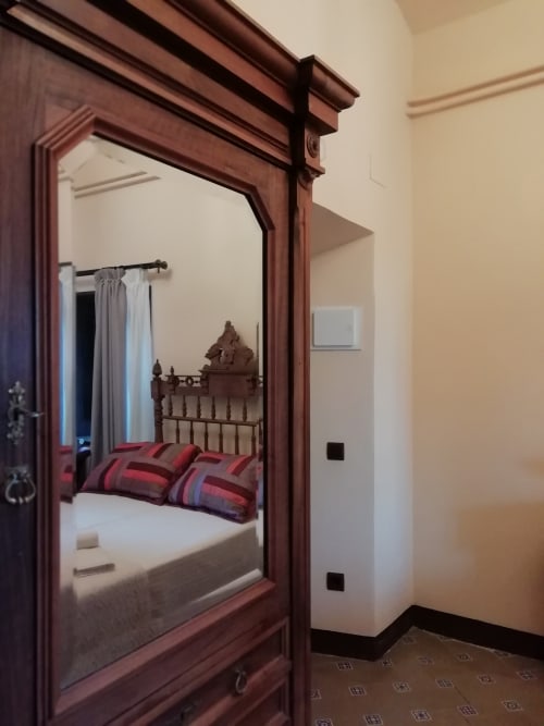 Habitación Tòfona|Sant Martí de Centelles-Alcoba situada en la planta noble de la masía, con vistas a la iglesia románica de Sant Miquel Sesperxes, vistas a los jardines de a mediodía, a la piscina de agua salada y a la antigua masía. Es una habitación cálida y armoniosa, ideada para estarse en pareja o para relajarse individualmente.