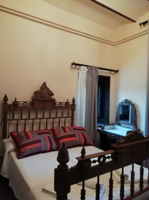 Habitación Tòfona|Sant Martí de Centelles-Alcoba situada en la planta noble de la masía, con vistas a la iglesia románica de Sant Miquel Sesperxes, vistas a los jardines de a mediodía, a la piscina de agua salada y a la antigua masía. Es una habitación cálida y armoniosa, ideada para estarse en pareja o para relajarse individualmente.