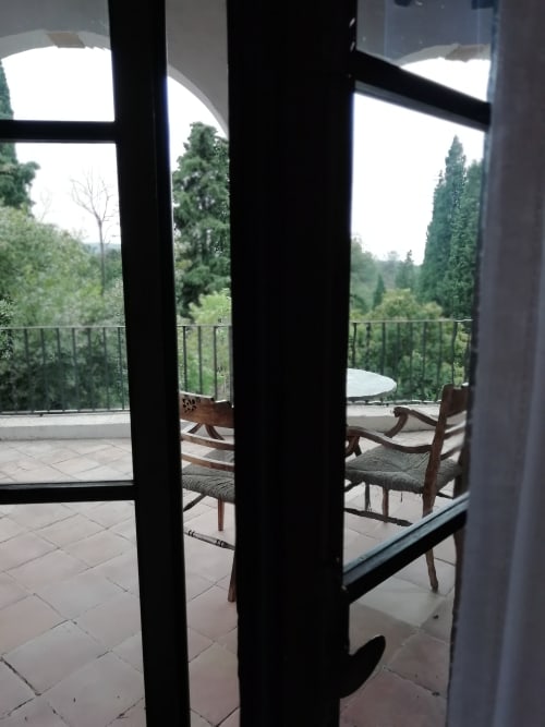 Habitación Tòfona|Sant Martí de Centelles-Alcoba situada en la planta noble de la masía, con vistas a la iglesia románica de Sant Miquel Sesperxes, vistas a los jardines de a mediodía, a la piscina de agua salada y a la antigua masía. Es una habitación cálida y armoniosa, ideada para estarse en pareja o para relajarse individualmente.