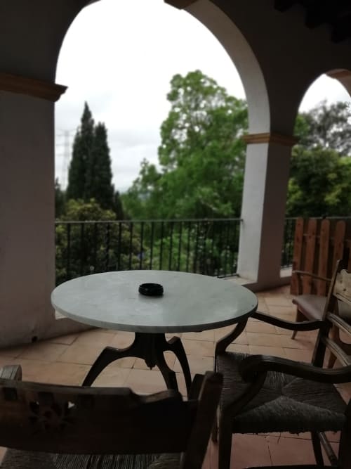 Habitación Tòfona|Sant Martí de Centelles-Alcoba situada en la planta noble de la masía, con vistas a la iglesia románica de Sant Miquel Sesperxes, vistas a los jardines de a mediodía, a la piscina de agua salada y a la antigua masía. Es una habitación cálida y armoniosa, ideada para estarse en pareja o para relajarse individualmente.