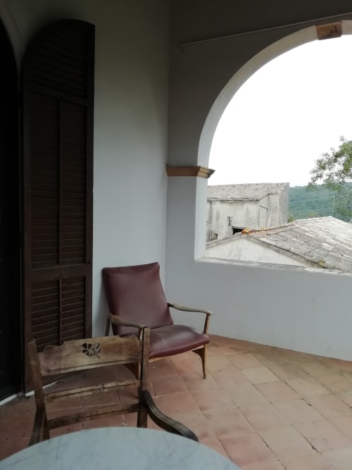 Habitación Tòfona|Sant Martí de Centelles-Alcoba situada en la planta noble de la masía, con vistas a la iglesia románica de Sant Miquel Sesperxes, vistas a los jardines de a mediodía, a la piscina de agua salada y a la antigua masía. Es una habitación cálida y armoniosa, ideada para estarse en pareja o para relajarse individualmente.