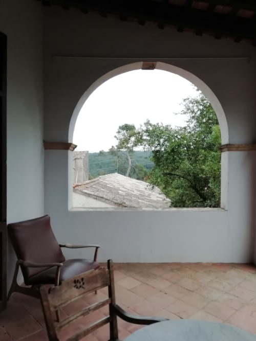 Habitación Tòfona|Sant Martí de Centelles-Alcoba situada en la planta noble de la masía, con vistas a la iglesia románica de Sant Miquel Sesperxes, vistas a los jardines de a mediodía, a la piscina de agua salada y a la antigua masía. Es una habitación cálida y armoniosa, ideada para estarse en pareja o para relajarse individualmente.