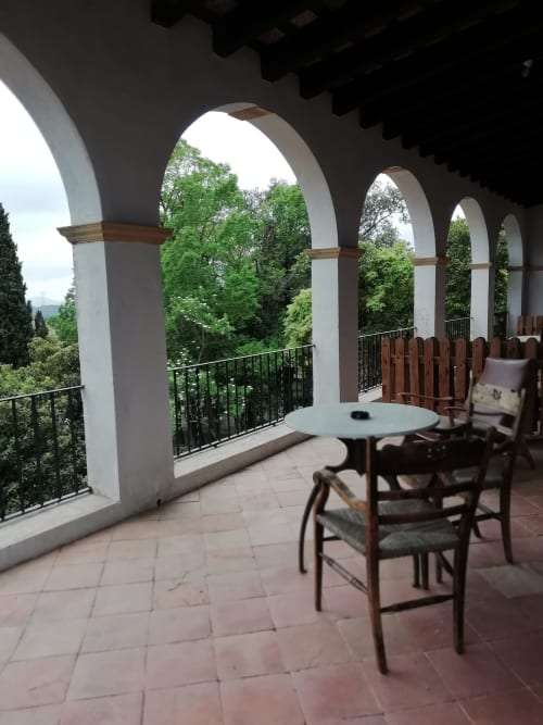 Habitación Tòfona|Sant Martí de Centelles-Alcoba situada en la planta noble de la masía, con vistas a la iglesia románica de Sant Miquel Sesperxes, vistas a los jardines de a mediodía, a la piscina de agua salada y a la antigua masía. Es una habitación cálida y armoniosa, ideada para estarse en pareja o para relajarse individualmente.