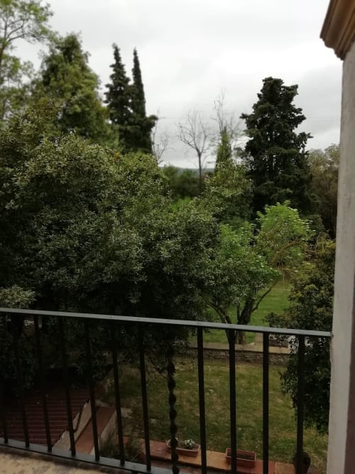 Habitación Tòfona|Sant Martí de Centelles-Alcoba situada en la planta noble de la masía, con vistas a la iglesia románica de Sant Miquel Sesperxes, vistas a los jardines de a mediodía, a la piscina de agua salada y a la antigua masía. Es una habitación cálida y armoniosa, ideada para estarse en pareja o para relajarse individualmente.