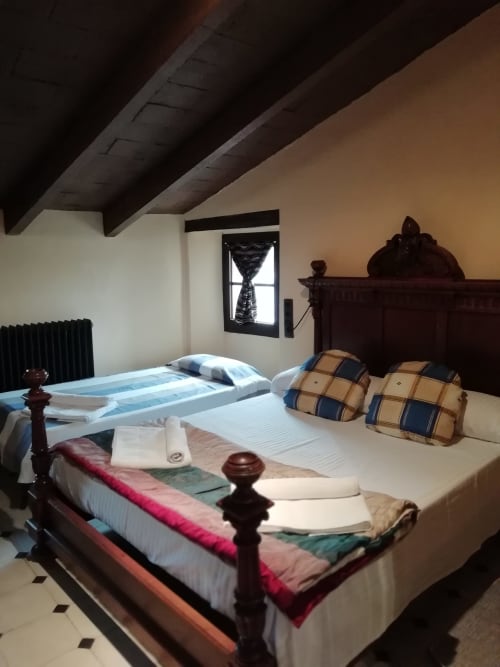 Habitación Peu de rata|Sant Martí de Centelles-Estancia amplia y con luz natural, situada en la planta superior, abierta a las vistas del Turó de l’Antiga y a la vetusta masoveria pairal.

Dispone de dos camas, una cama doble y una individual, siendo ideal para familias con niños.