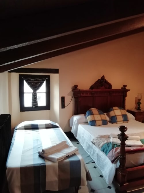 Estancia amplia y con luz natural, situada en la planta superior, abierta a las vistas del Turó de l’Antiga y a la vetusta masoveria pairal.

Dispone de dos camas, una cama doble y una individual, siendo ideal para familias con niños.