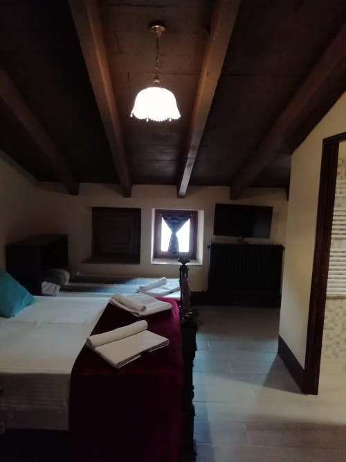 Habitación Cep|Sant Martí de Centelles-Cuarto acogedor y cómodo, situado en la planta superior, con vistas al Turó de l’Antiga y a la balsa donde recogían en tiempos pasados el agua para el ganado.

Dispone de dos camas, una cama doble y un individual, y un bonito y espacioso armario con espejo, siendo ideal para familias con niños.