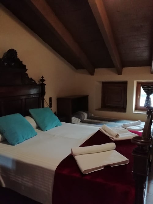 Habitación Cep|Sant Martí de Centelles-Cuarto acogedor y cómodo, situado en la planta superior, con vistas al Turó de l’Antiga y a la balsa donde recogían en tiempos pasados el agua para el ganado. Dispone de dos camas, una cama doble y un individual, y un bonito y espacioso armario con espejo, siendo ideal para familias con niños.