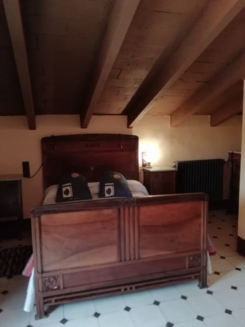 Habitación Camagroc|Sant Martí de Centelles-Esta cálida habitación se encuentra en la planta superior de la masía, con vistas a la plaza de la entrada principal de la casa, al reloj de sol de noucentista y a la era custodiada por encinas centenarias.