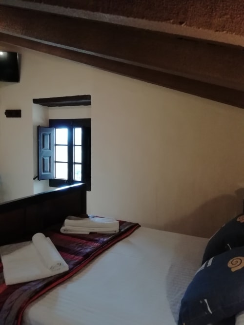 Camagroc|Sant Martí de Centelles-Esta cálida habitación se encuentra en la planta superior de la masía, con vistas a la plaza de la entrada principal de la casa, al reloj de sol de noucentista y a la era custodiada por encinas centenarias.