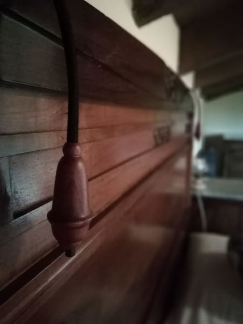 Camagroc|Sant Martí de Centelles-Esta cálida habitación se encuentra en la planta superior de la masía, con vistas a la plaza de la entrada principal de la casa, al reloj de sol de noucentista y a la era custodiada por encinas centenarias.