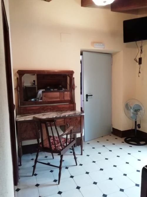 Camagroc|Sant Martí de Centelles-Esta cálida habitación se encuentra en la planta superior de la masía, con vistas a la plaza de la entrada principal de la casa, al reloj de sol de noucentista y a la era custodiada por encinas centenarias.