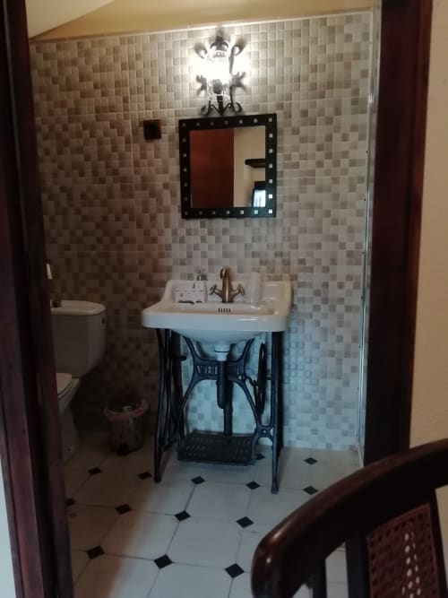 Camagroc|Sant Martí de Centelles-Esta cálida habitación se encuentra en la planta superior de la masía, con vistas a la plaza de la entrada principal de la casa, al reloj de sol de noucentista y a la era custodiada por encinas centenarias.