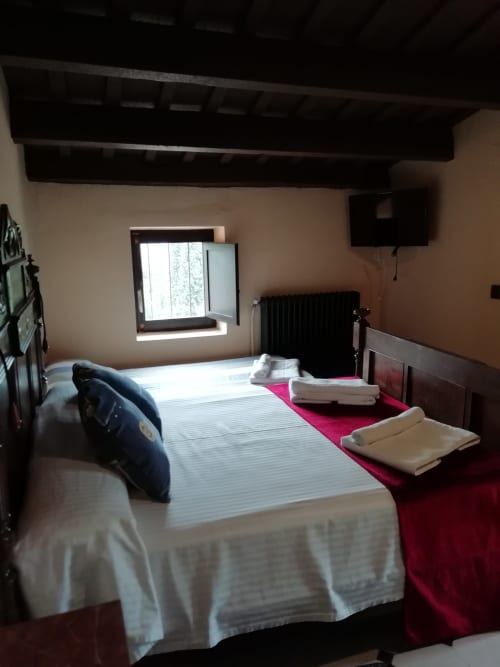 Habitación Gírgola|Sant Martí de Centelles-Dispone de un amplio armario, de una cama doble y de la posibilidad de añadir una cama individual; ofreciendo mucha versatilidad, puesto que tiene una puerta interior que permite comunicarse con la habitación doble Moixernó, permitiendo el alojamiento individual, en pareja o en familia numerosa.