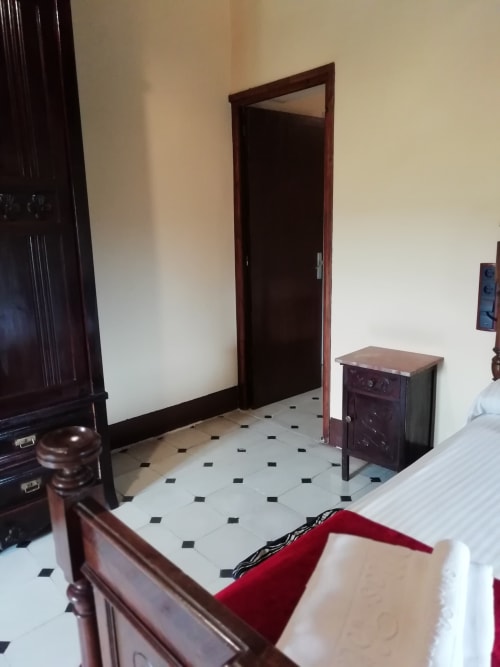 Habitación Gírgola|Sant Martí de Centelles-Dispone de un amplio armario, de una cama doble y de la posibilidad de añadir una cama individual; ofreciendo mucha versatilidad, puesto que tiene una puerta interior que permite comunicarse con la habitación doble Moixernó, permitiendo el alojamiento individual, en pareja o en familia numerosa.