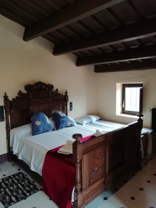 Habitación Gírgola|Sant Martí de Centelles-Dispone de un amplio armario, de una cama doble y de la posibilidad de añadir una cama individual; ofreciendo mucha versatilidad, puesto que tiene una puerta interior que permite comunicarse con la habitación doble Moixernó, permitiendo el alojamiento individual, en pareja o en familia numerosa.