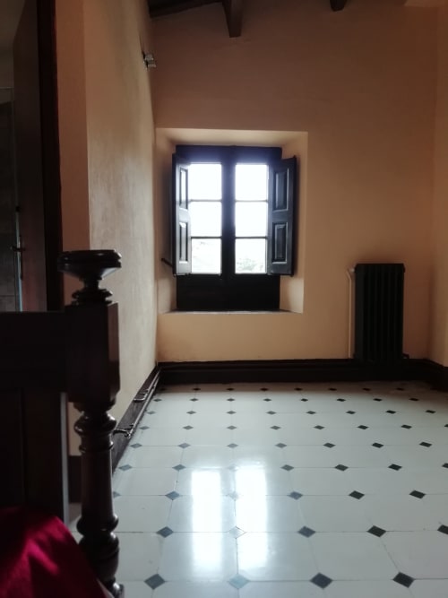 Habitación Gírgola|Sant Martí de Centelles-Dispone de un amplio armario, de una cama doble y de la posibilidad de añadir una cama individual; ofreciendo mucha versatilidad, puesto que tiene una puerta interior que permite comunicarse con la habitación doble Moixernó, permitiendo el alojamiento individual, en pareja o en familia numerosa.