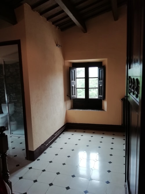 Habitación Gírgola|Sant Martí de Centelles-Dispone de un amplio armario, de una cama doble y de la posibilidad de añadir una cama individual; ofreciendo mucha versatilidad, puesto que tiene una puerta interior que permite comunicarse con la habitación doble Moixernó, permitiendo el alojamiento individual, en pareja o en familia numerosa.