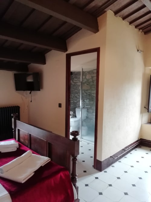 Habitación Gírgola|Sant Martí de Centelles-Dispone de un amplio armario, de una cama doble y de la posibilidad de añadir una cama individual; ofreciendo mucha versatilidad, puesto que tiene una puerta interior que permite comunicarse con la habitación doble Moixernó, permitiendo el alojamiento individual, en pareja o en familia numerosa.