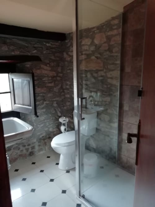 Habitación Gírgola|Sant Martí de Centelles-Dispone de un amplio armario, de una cama doble y de la posibilidad de añadir una cama individual; ofreciendo mucha versatilidad, puesto que tiene una puerta interior que permite comunicarse con la habitación doble Moixernó, permitiendo el alojamiento individual, en pareja o en familia numerosa.