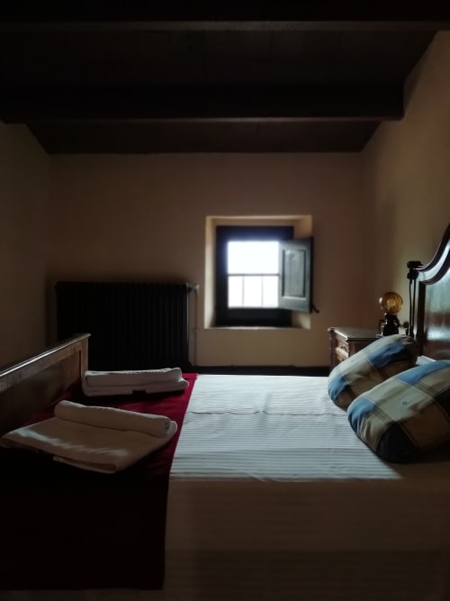Habitación Moixernó|Sant Martí de Centelles -Está equipada con un grande y solemne armario de tocador incorporado y ofrece un alojamiento versátil, puesto que dispone de una cama doble y la alcoba se comunica por una puerta interior con una habitación doble o triple, denominada Gírgola, permitiendo el alojamiento de una hasta cinco personas.