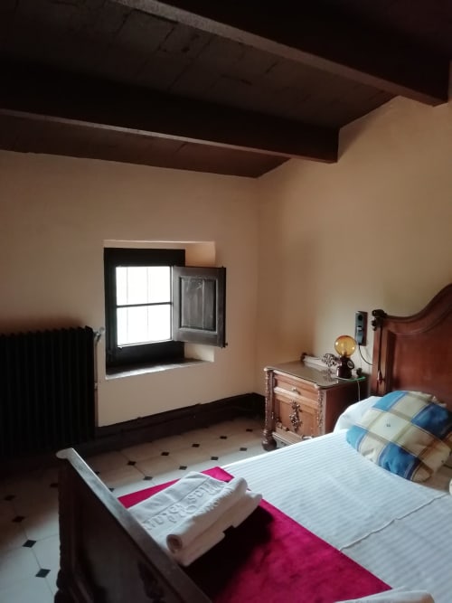 Habitación Moixernó|Sant Martí de Centelles -Está equipada con un grande y solemne armario de tocador incorporado y ofrece un alojamiento versátil, puesto que dispone de una cama doble y la alcoba se comunica por una puerta interior con una habitación doble o triple, denominada Gírgola, permitiendo el alojamiento de una hasta cinco personas.