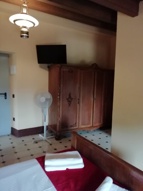 Habitación Moixernó|Sant Martí de Centelles -Está equipada con un grande y solemne armario de tocador incorporado y ofrece un alojamiento versátil, puesto que dispone de una cama doble y la alcoba se comunica por una puerta interior con una habitación doble o triple, denominada Gírgola, permitiendo el alojamiento de una hasta cinco personas.
