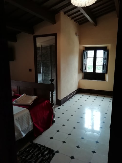 Habitación Moixernó|Sant Martí de Centelles -Está equipada con un grande y solemne armario de tocador incorporado y ofrece un alojamiento versátil, puesto que dispone de una cama doble y la alcoba se comunica por una puerta interior con una habitación doble o triple, denominada Gírgola, permitiendo el alojamiento de una hasta cinco personas.