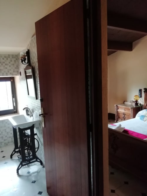 Habitación Moixernó|Sant Martí de Centelles -Está equipada con un grande y solemne armario de tocador incorporado y ofrece un alojamiento versátil, puesto que dispone de una cama doble y la alcoba se comunica por una puerta interior con una habitación doble o triple, denominada Gírgola, permitiendo el alojamiento de una hasta cinco personas.