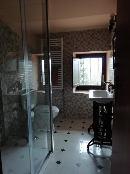 Habitación Moixernó|Sant Martí de Centelles -Está equipada con un grande y solemne armario de tocador incorporado y ofrece un alojamiento versátil, puesto que dispone de una cama doble y la alcoba se comunica por una puerta interior con una habitación doble o triple, denominada Gírgola, permitiendo el alojamiento de una hasta cinco personas.