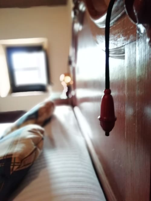 Habitación Moixernó|Sant Martí de Centelles -Está equipada con un grande y solemne armario de tocador incorporado y ofrece un alojamiento versátil, puesto que dispone de una cama doble y la alcoba se comunica por una puerta interior con una habitación doble o triple, denominada Gírgola, permitiendo el alojamiento de una hasta cinco personas.