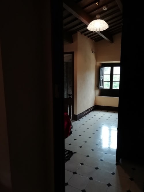 Habitación Moixernó|Sant Martí de Centelles -Está equipada con un grande y solemne armario de tocador incorporado y ofrece un alojamiento versátil, puesto que dispone de una cama doble y la alcoba se comunica por una puerta interior con una habitación doble o triple, denominada Gírgola, permitiendo el alojamiento de una hasta cinco personas.